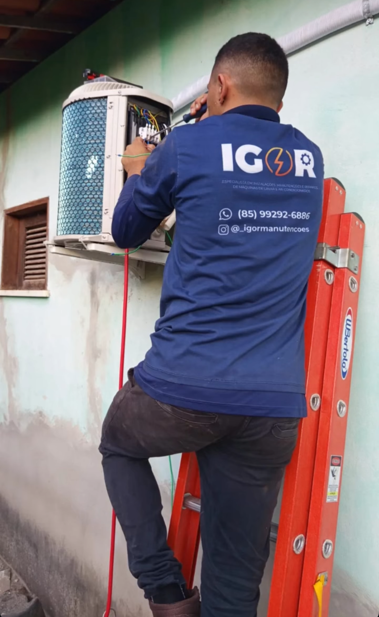 Técnico IGOR em uniforme realizando manutenção de ar-condicionado
